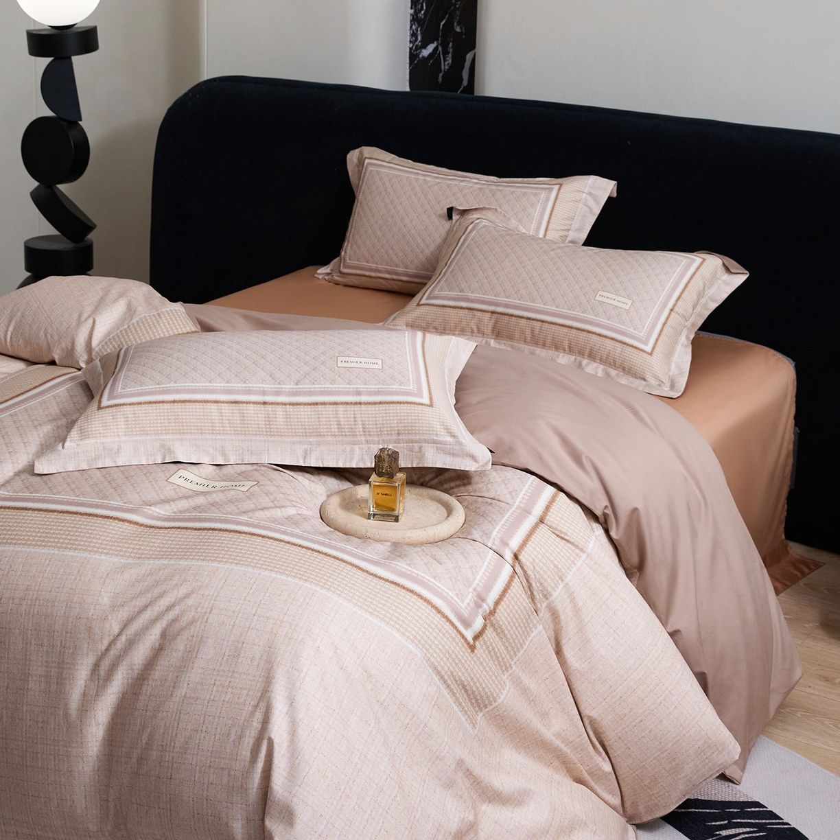 91家纺网 家纺一手货源 找家纺 梧桐树 2026新款60长绒棉平网大版系列四件套 P32漫巴黎咖