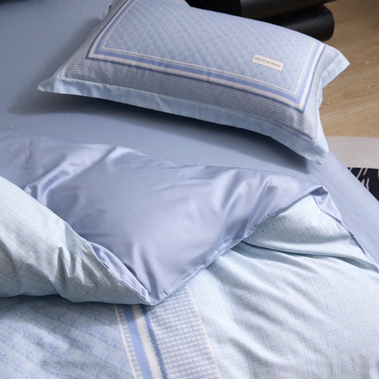 91家纺网 家纺一手货源 找家纺 梧桐树 2026新款60长绒棉平网大版系列四件套 P32漫巴黎蓝