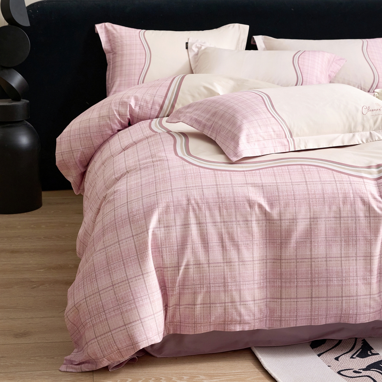 91家纺网 家纺一手货源 找家纺 梧桐树 2026新款60长绒棉平网大版系列四件套 P34幻境粉