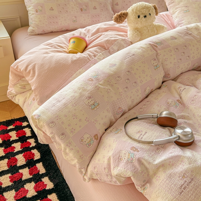 91家纺网 家纺一手货源 找家纺 女子家纺 2026春夏新款云感皱皱纱小清新四件套 拼格小猫