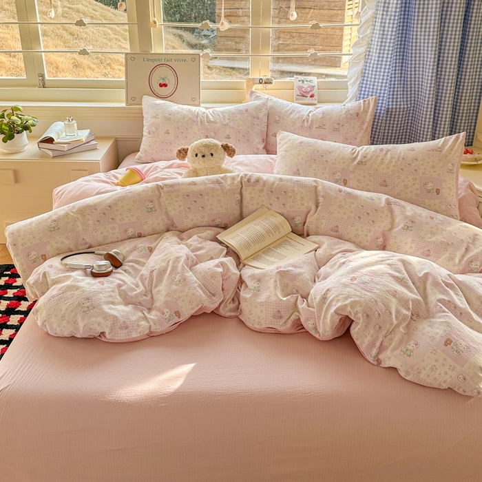 91家纺网 家纺一手货源 找家纺 女子家纺 2026春夏新款云感皱皱纱小清新四件套 拼格小猫