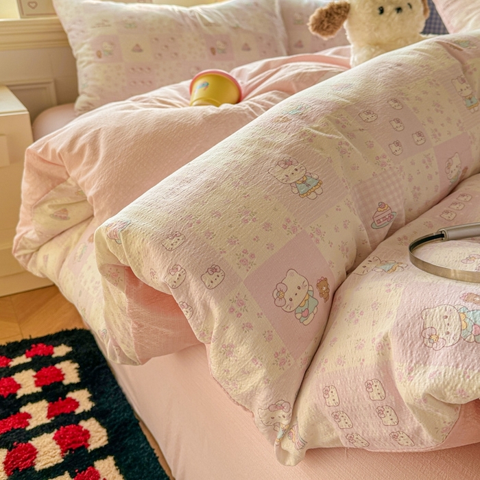 91家纺网 家纺一手货源 找家纺 女子家纺 2026春夏新款云感皱皱纱小清新四件套 拼格小猫