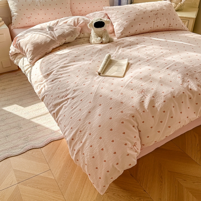 91家纺网 家纺一手货源 找家纺 女子家纺 2026春夏新款云感皱皱纱小清新四件套 少女爱心