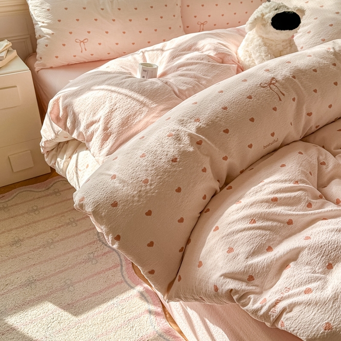 91家纺网 家纺一手货源 找家纺 女子家纺 2026春夏新款云感皱皱纱小清新四件套 少女爱心