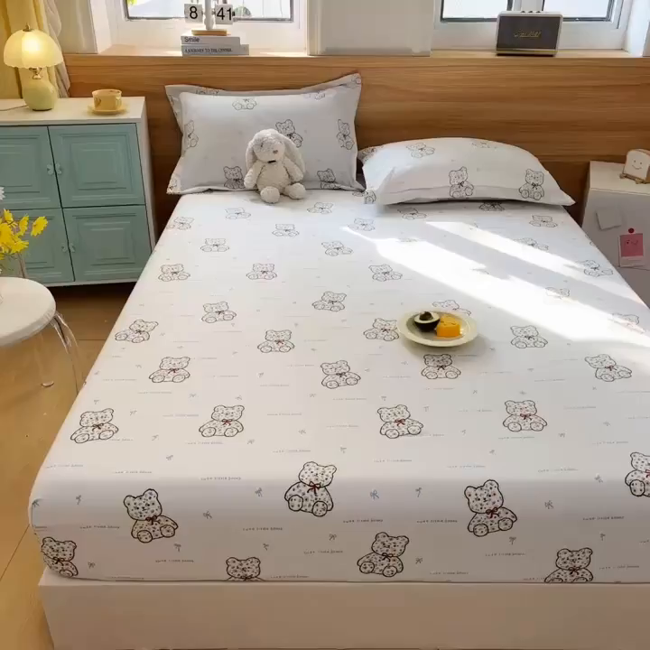 91家纺网 家纺一手货源 找家纺 默忆 2026新款针织双层纱印花糯小棉床笠 七彩小熊