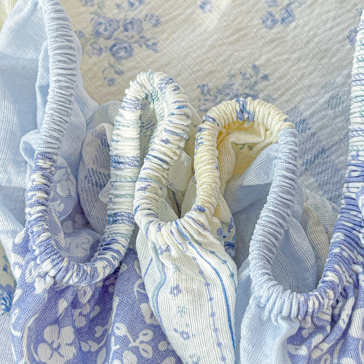 91家纺网 家纺一手货源 找家纺 仟人梦 2026新款云感双层纱印花单床笠床笠单件 半亩花田