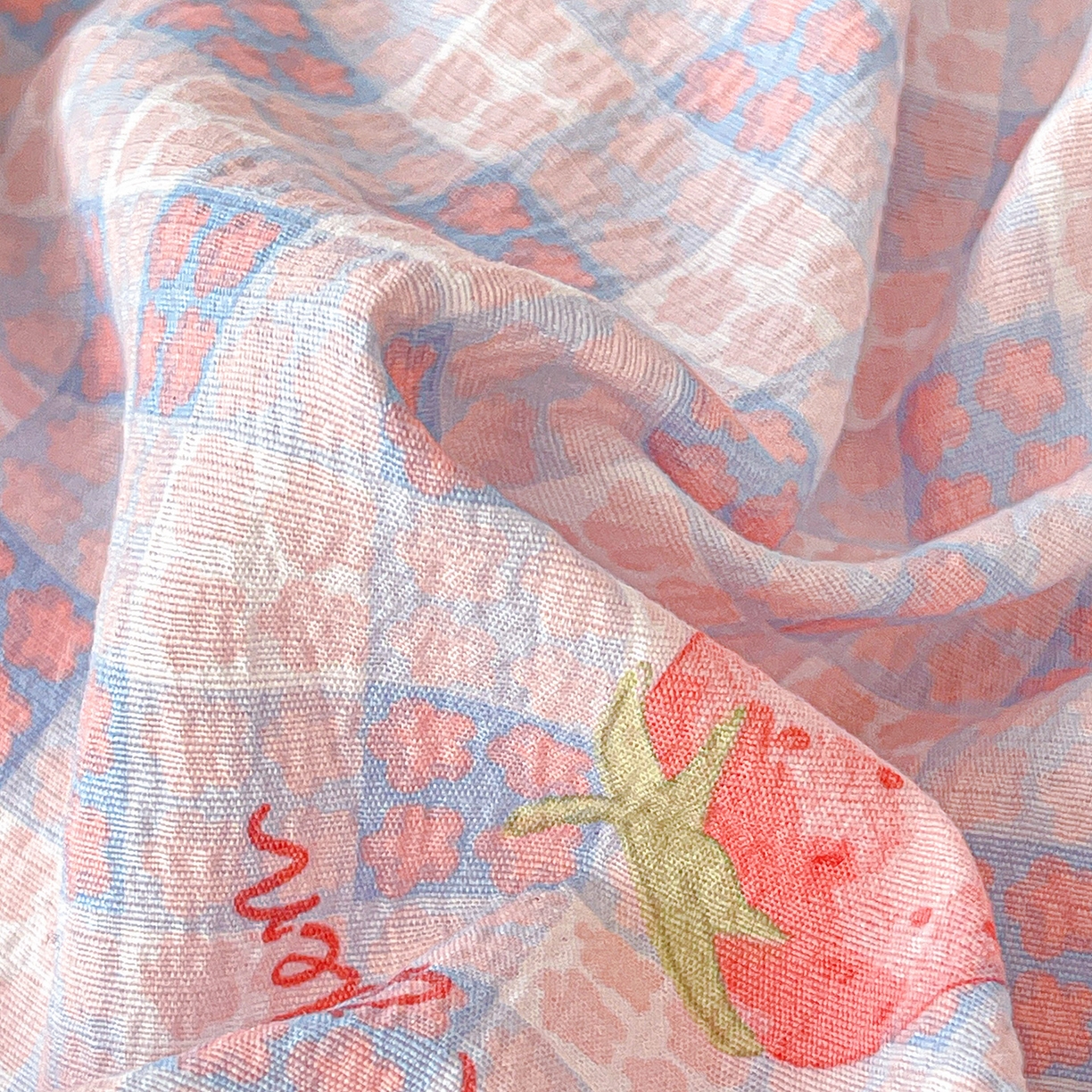 91家纺网 家纺一手货源 找家纺 仟人梦 2026新款云感双层纱印花单床笠床笠单件 草莓之语