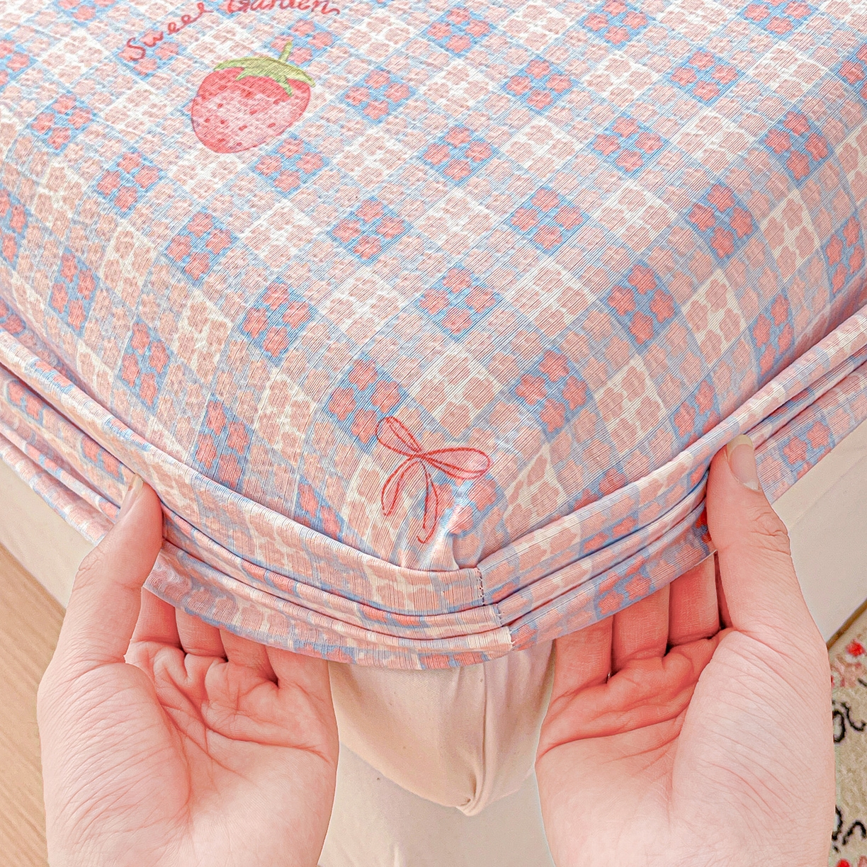 91家纺网 家纺一手货源 找家纺 仟人梦 2026新款云感双层纱印花单床笠床笠单件 草莓之语