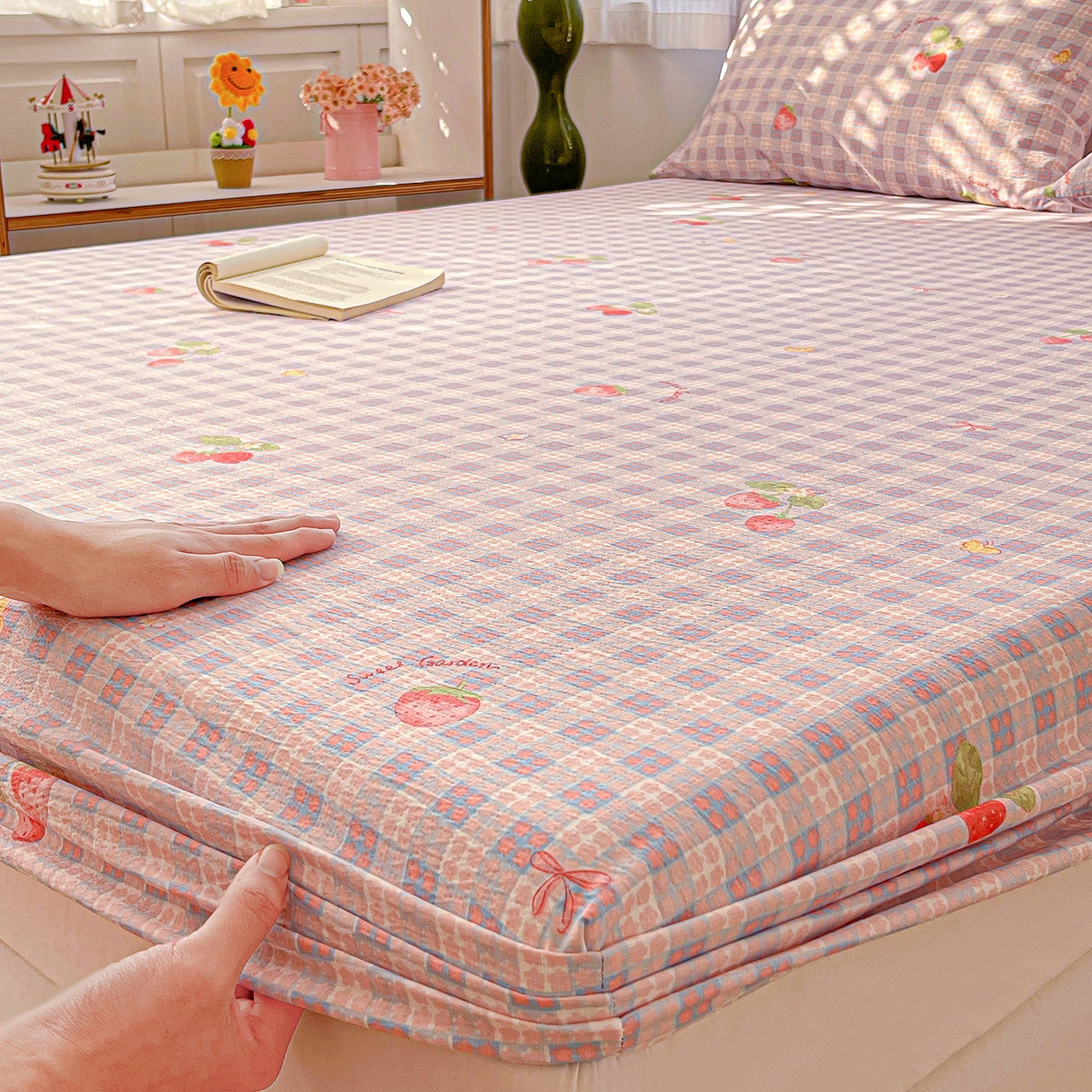 91家纺网 家纺一手货源 找家纺 仟人梦 2026新款云感双层纱印花单床笠床笠单件 草莓之语