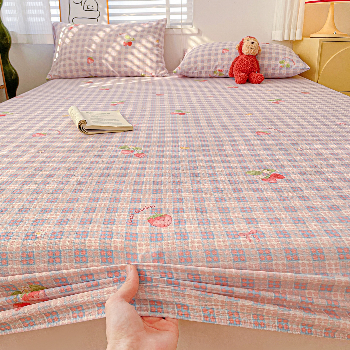 91家纺网 家纺一手货源 找家纺 仟人梦 2026新款云感双层纱印花单床笠床笠单件 草莓之语