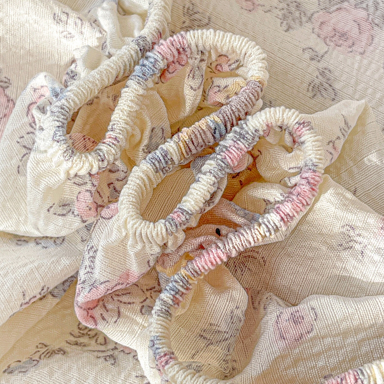 91家纺网 家纺一手货源 找家纺 仟人梦 2026新款云感双层纱印花单床笠床笠单件 花园里