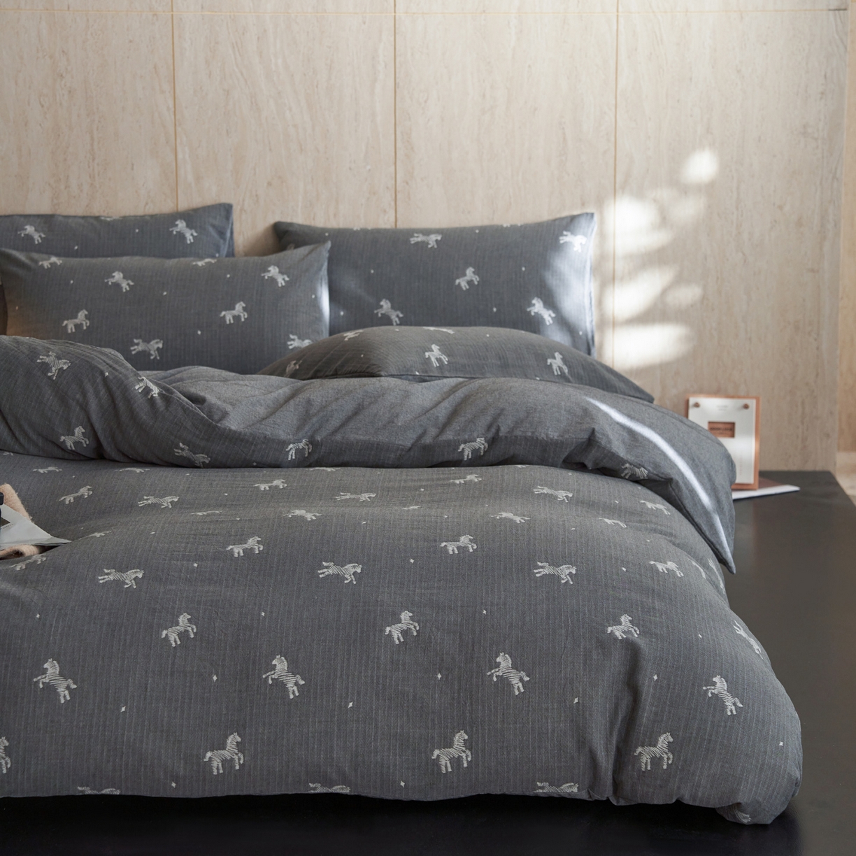 91家纺网 家纺一手货源 找家纺 如一 2026新款色织提花全棉水洗棉纯棉四件套第二批 骏影-黑