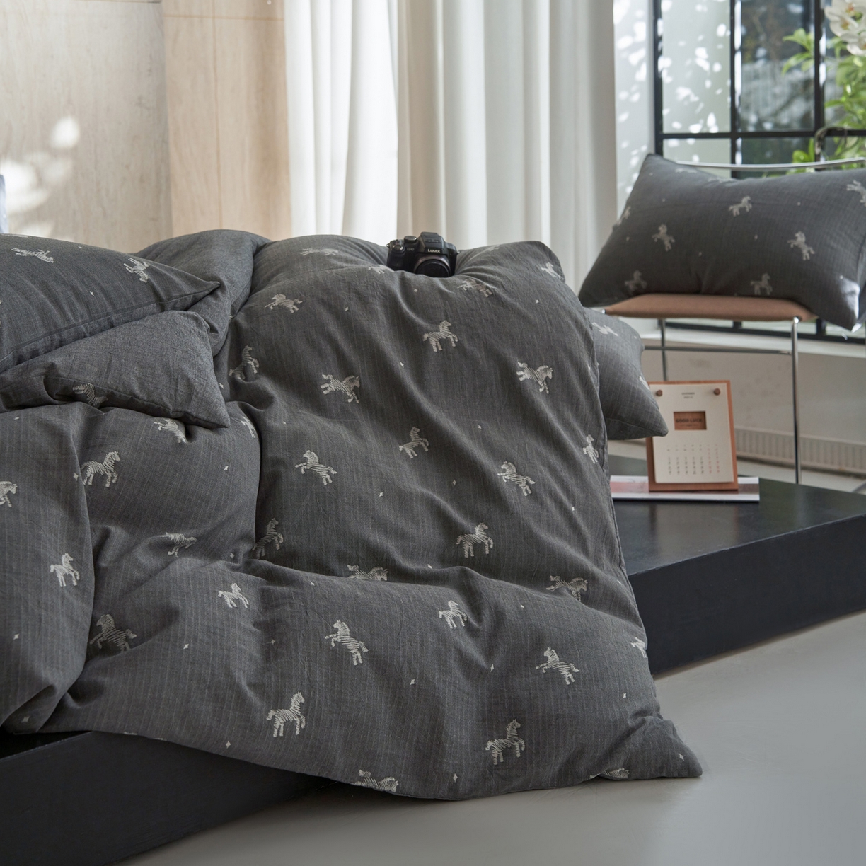 91家纺网 家纺一手货源 找家纺 如一 2026新款色织提花全棉水洗棉纯棉四件套第二批 骏影-黑