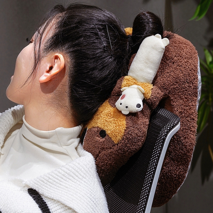 91家纺网 家纺一手货源 找家纺 （总）仟亿莱 2026新款抱娃腊肠狗双面午睡枕 枕头枕芯