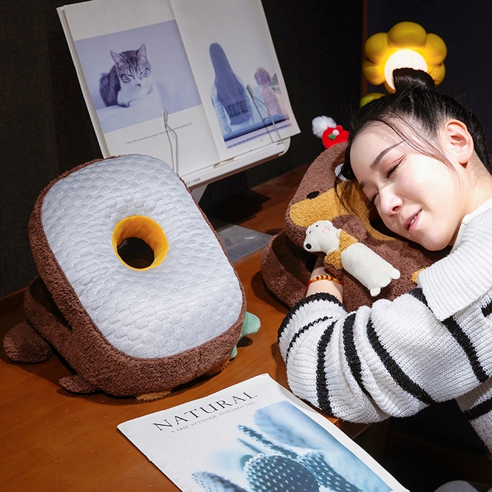 91家纺网 家纺一手货源 找家纺 （总）仟亿莱 2026新款抱娃腊肠狗双面午睡枕 枕头枕芯