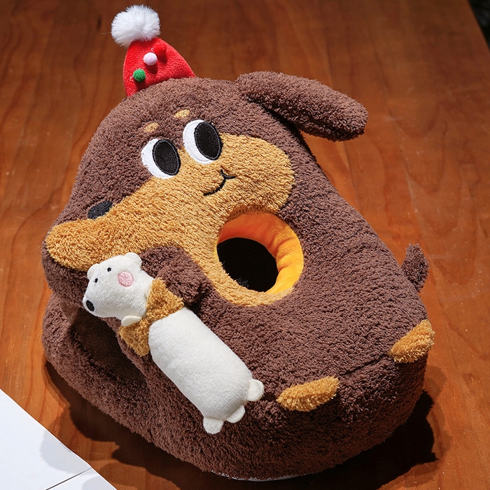 91家纺网 家纺一手货源 找家纺 仟亿莱 2026新款抱娃腊肠狗双面午睡枕 枕头枕芯 双面俏皮小熊