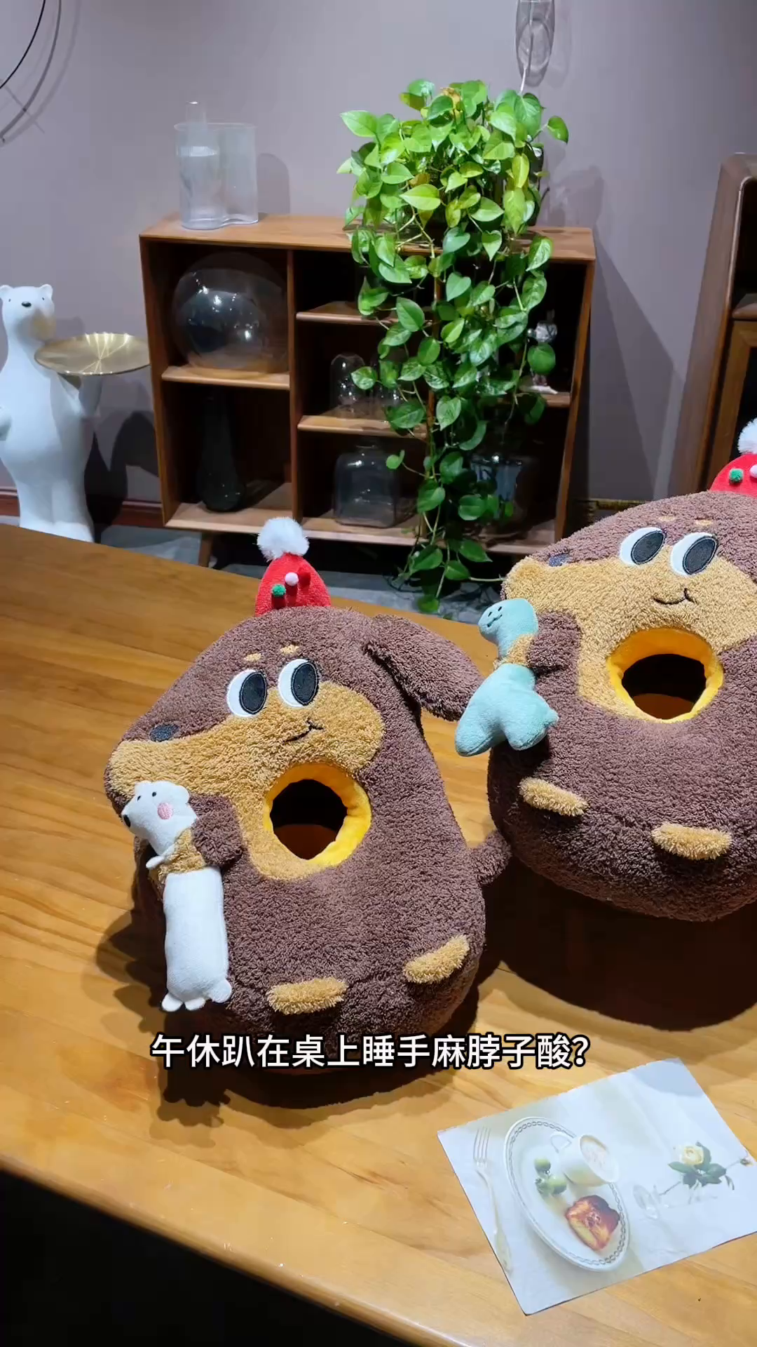 91家纺网 家纺一手货源 找家纺 仟亿莱 2026新款抱娃腊肠狗双面午睡枕 枕头枕芯 组合图仅供展示不可下单