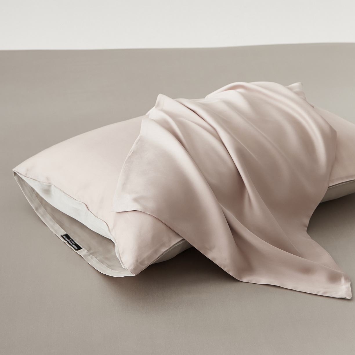 91家纺网 家纺一手货源 找家纺 EH家居 2026春夏新款简约纯色天丝单品枕套（AB版）（被套同款） 仲夏-粉灰