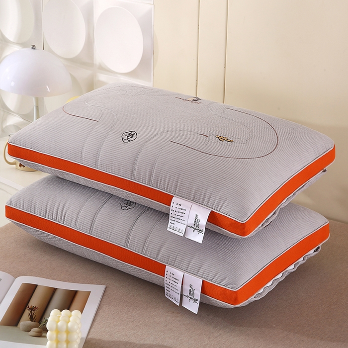 91家纺网 家纺一手货源 找家纺 浩宇家纺 2026新款雪尼绒枕头枕芯单人刺绣护颈枕成人家用舒适款6304 姜舒暖-立体灰色