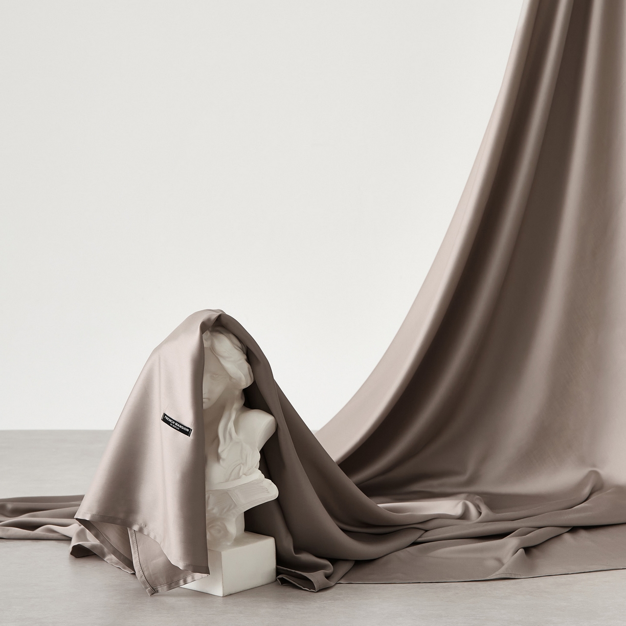 91家纺网 家纺一手货源 找家纺 EH家居 2026春夏新款简约纯色天丝单品床单 茶灰色