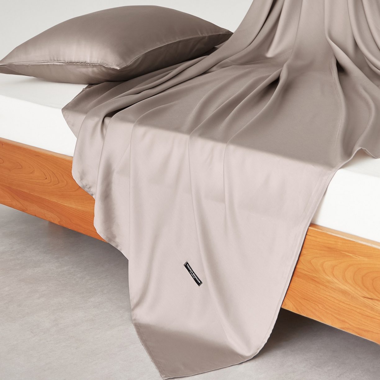 91家纺网 家纺一手货源 找家纺 EH家居 2026春夏新款简约纯色天丝单品床单 茶灰色