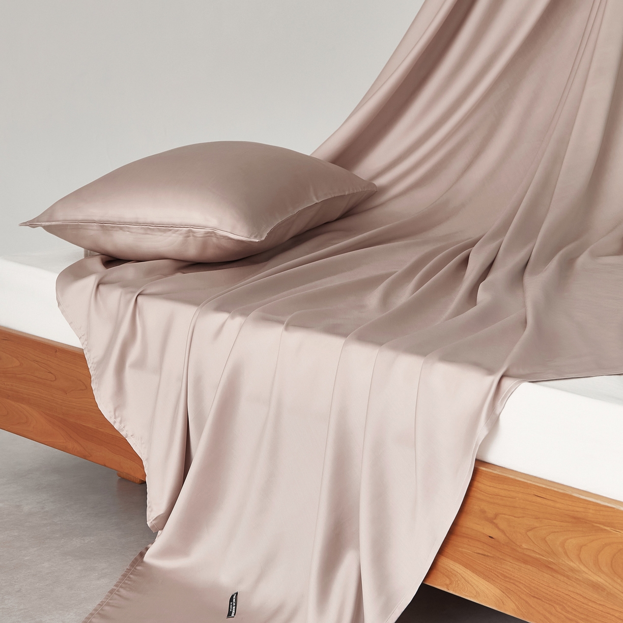 91家纺网 家纺一手货源 找家纺 EH家居 2026春夏新款简约纯色天丝单品床单 罗浮粉