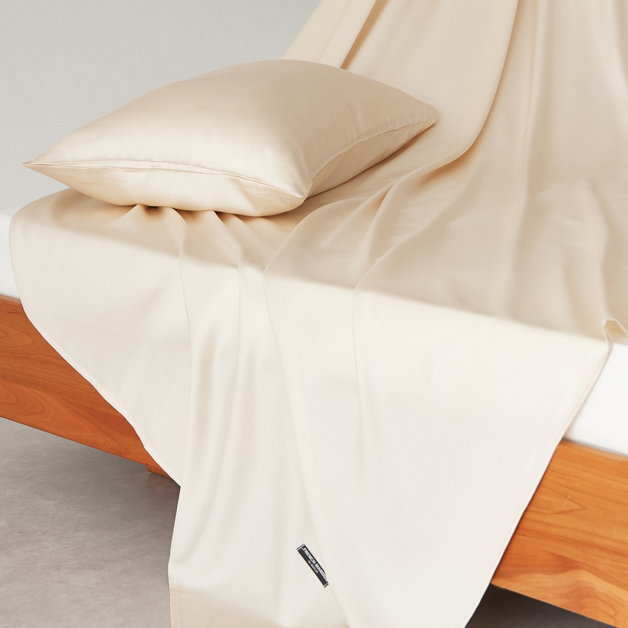 91家纺网 家纺一手货源 找家纺 EH家居 2026春夏新款简约纯色天丝单品床单 奶油香槟