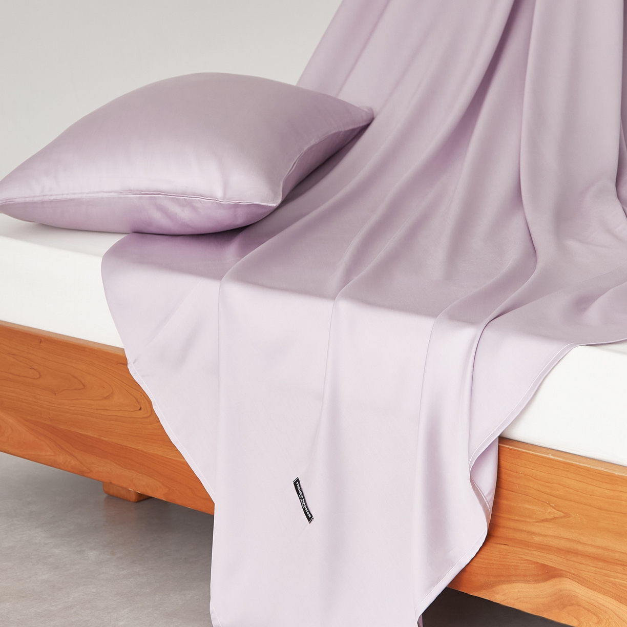 91家纺网 家纺一手货源 找家纺 EH家居 2026春夏新款简约纯色天丝单品床单 柔紫色