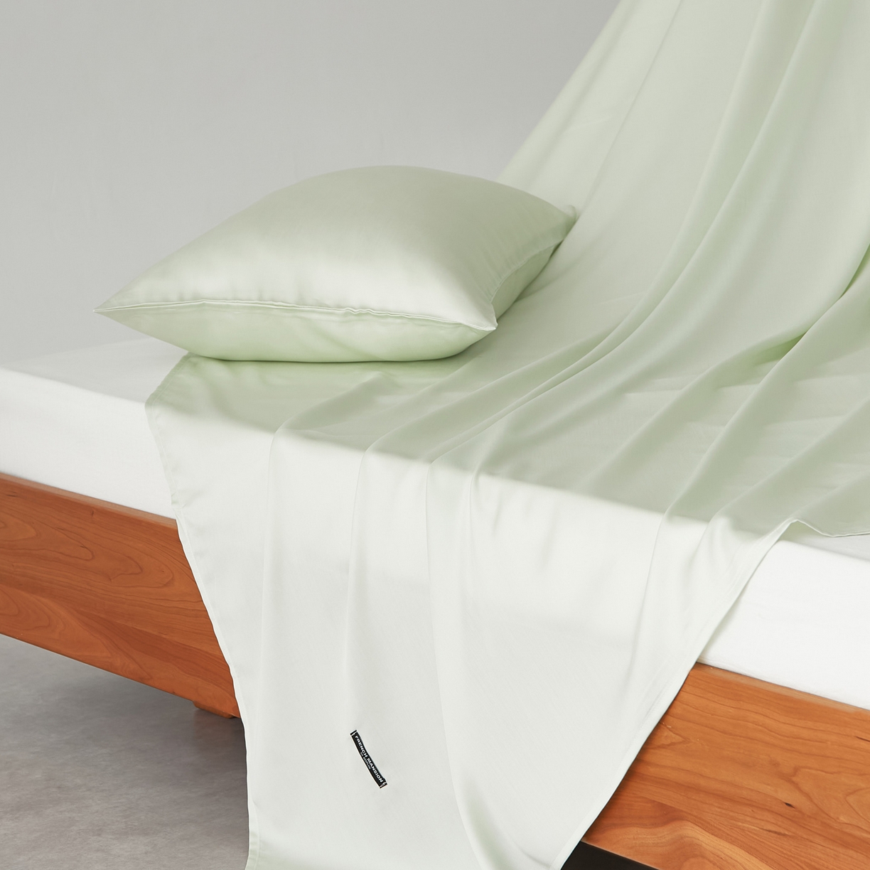 91家纺网 家纺一手货源 找家纺 EH家居 2026春夏新款简约纯色天丝单品床单 烟雨青