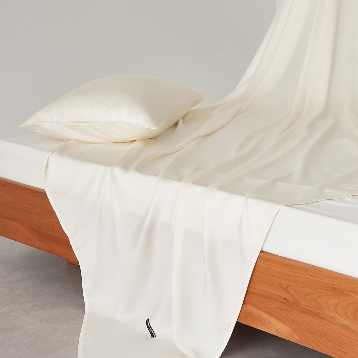 91家纺网 家纺一手货源 找家纺 EH家居 2026春夏新款简约纯色天丝单品床单 珍珠米白