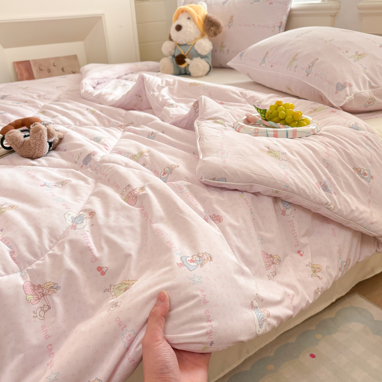 91家纺网 家纺一手货源 找家纺 益多眠 【同款超低价】2026新款锦氨夏凉被凉感丝夏被空调被单人夏被自带凉感冰丝夏被【四周踩棉】 粉裙女孩