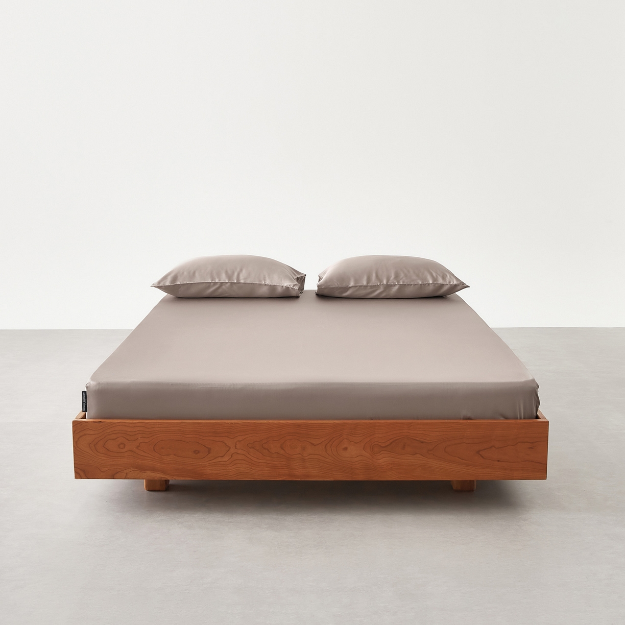 91家纺网 家纺一手货源 找家纺 EH家居 2026春夏新款简约纯色天丝单品床笠 茶灰色