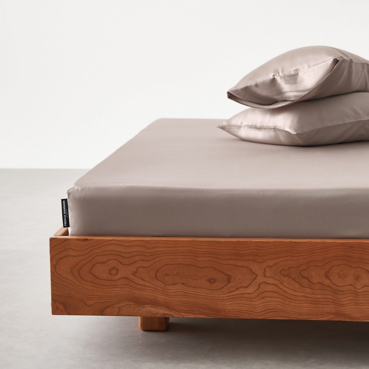 91家纺网 家纺一手货源 找家纺 EH家居 2026春夏新款简约纯色天丝单品床笠 茶灰色