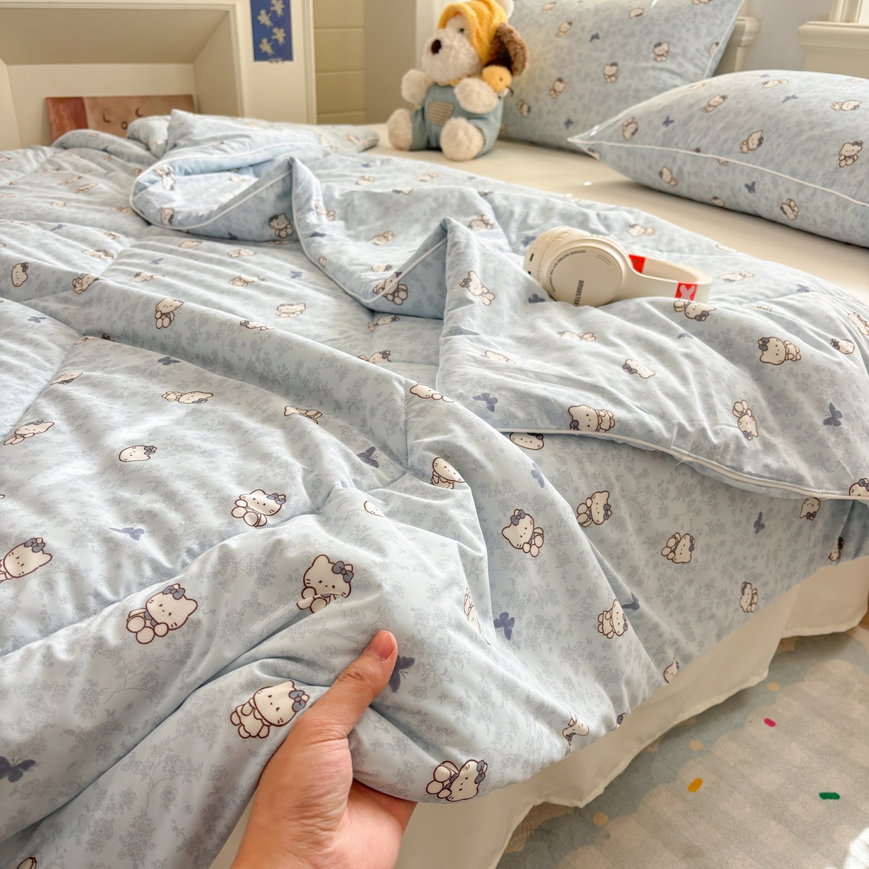 91家纺网 家纺一手货源 找家纺 益多眠 【同款超低价】2026新款锦氨夏凉被凉感丝夏被空调被单人夏被自带凉感冰丝夏被【四周踩棉】 奶蓝小猫