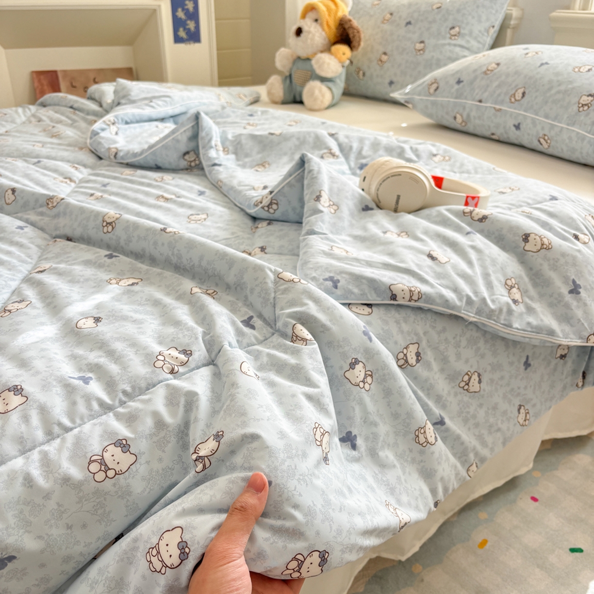 91家纺网 家纺一手货源 找家纺 益多眠 【同款超低价】2026新款锦氨夏凉被凉感丝夏被空调被单人夏被自带凉感冰丝夏被【四周踩棉】 奶蓝小猫