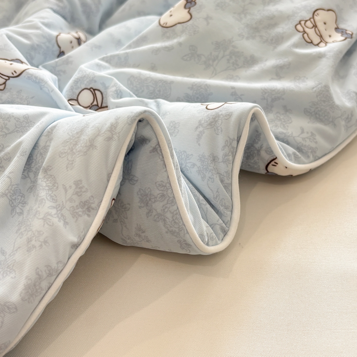 91家纺网 家纺一手货源 找家纺 益多眠 【同款超低价】2026新款锦氨夏凉被凉感丝夏被空调被单人夏被自带凉感冰丝夏被【四周踩棉】 奶蓝小猫