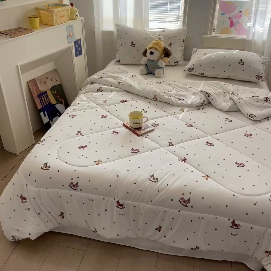 91家纺网 家纺一手货源 找家纺 益多眠 【同款超低价】2026新款锦氨夏凉被凉感丝夏被空调被单人夏被自带凉感冰丝夏被【四周踩棉】 小木马