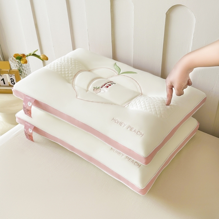 91家纺网 家纺一手货源 找家纺 （总）浩宇家纺 2026新款亲肤枕头枕芯桃气满满刺绣护颈枕成人家用舒适定型款6310