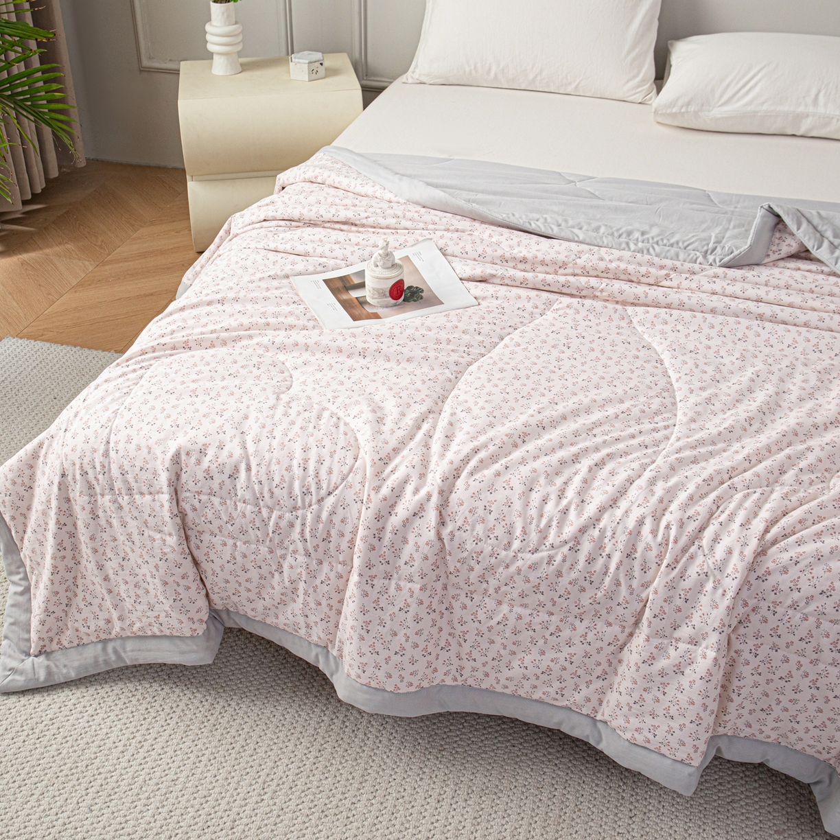 91家纺网 家纺一手货源 找家纺 亿莱鑫 2026新款时尚优棉夏被夏凉被空调被 花间令