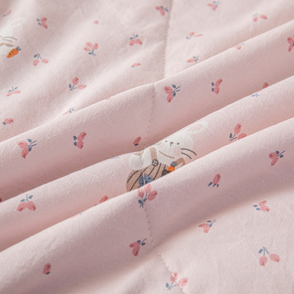 91家纺网 家纺一手货源 找家纺 亿莱鑫 2026新款时尚优棉夏被夏凉被空调被 萝卜小兔