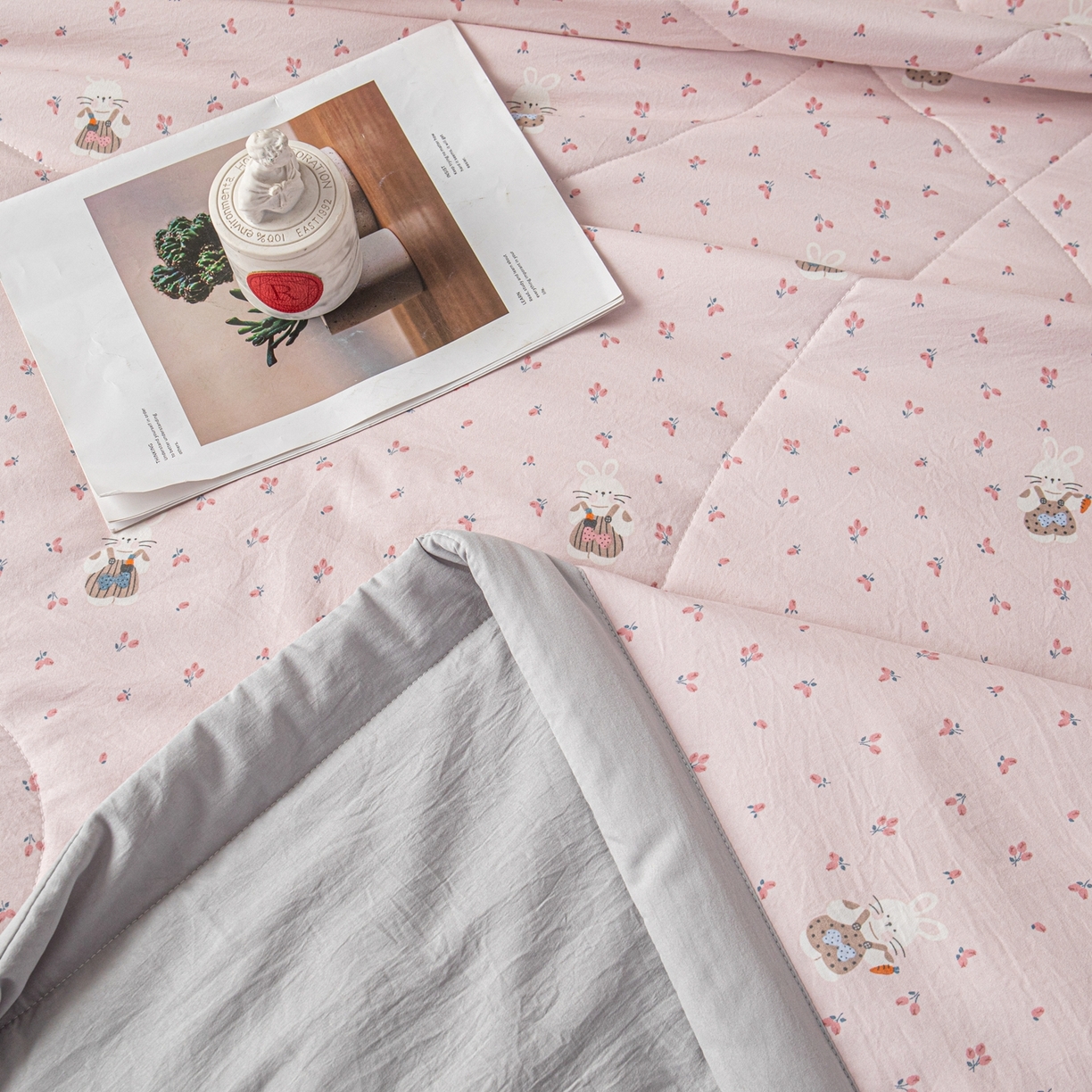 91家纺网 家纺一手货源 找家纺 亿莱鑫 2026新款时尚优棉夏被夏凉被空调被 萝卜小兔