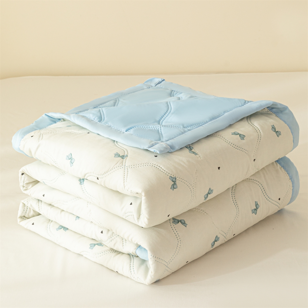 91家纺网 家纺一手货源 找家纺 梵心家纺 2026新款磨毛印花水洗棉夏被夏凉被空调被TEMU跨境爆款被子 蝴蝶结-蓝