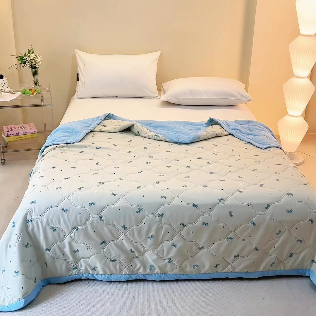 91家纺网 家纺一手货源 找家纺 梵心家纺 2026新款磨毛印花水洗棉夏被夏凉被空调被TEMU跨境爆款被子 蝴蝶结-蓝