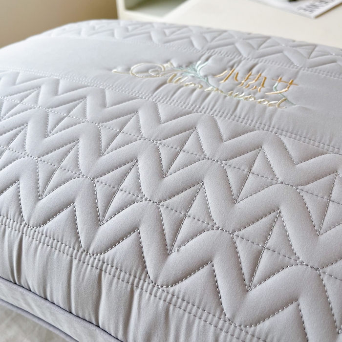 91家纺网 家纺一手货源 找家纺 浩宇家纺 2026新款小热艾枕头热熔枕枕芯单枕芯整张棉高弹不变形可水洗款6318 灰色