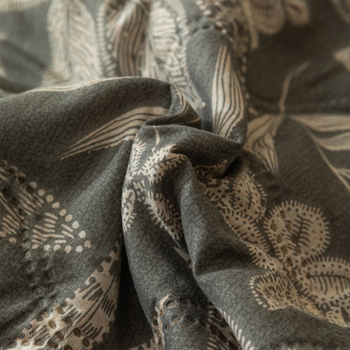 91家纺网 家纺一手货源 找家纺  梵心家纺 2026新款磨毛印花水洗棉夏被夏凉被空调被TEMU跨境爆款被子 墨叶