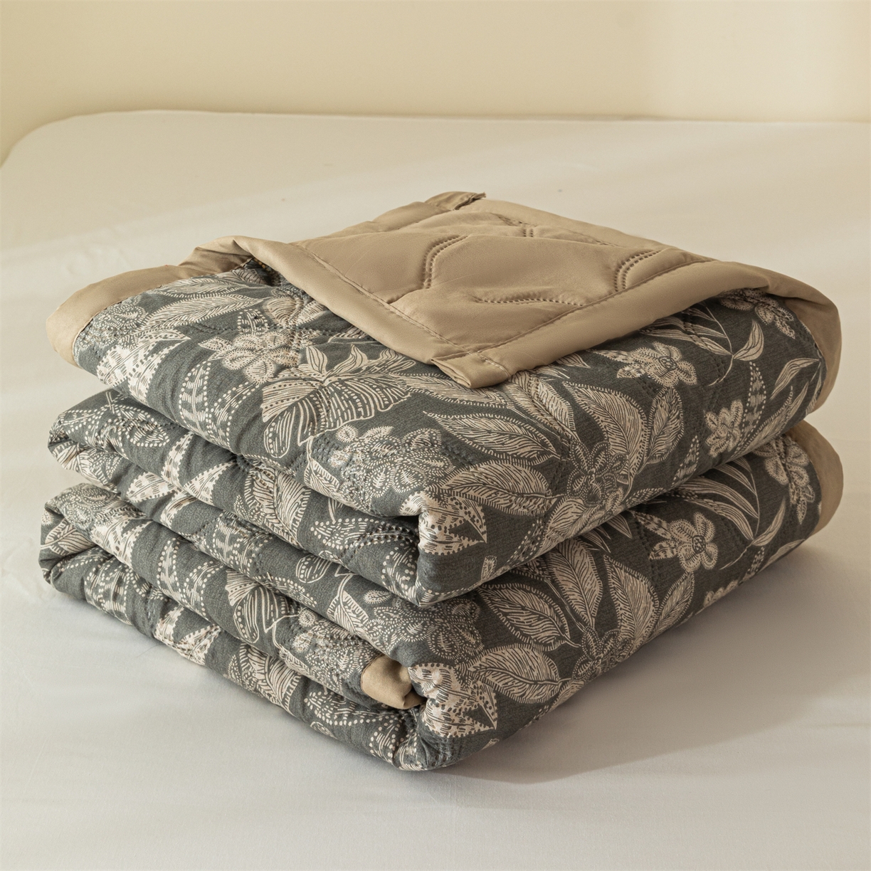 91家纺网 家纺一手货源 找家纺  梵心家纺 2026新款磨毛印花水洗棉夏被夏凉被空调被TEMU跨境爆款被子 墨叶