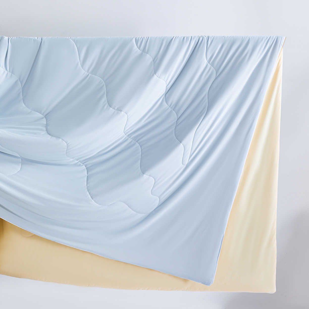 91家纺网 家纺一手货源 找家纺 梵心家纺 2026新款凉感A类氨纶凉感丝夏被（10%氨纶）空调被大豆夏凉被 浅蓝+淡黄