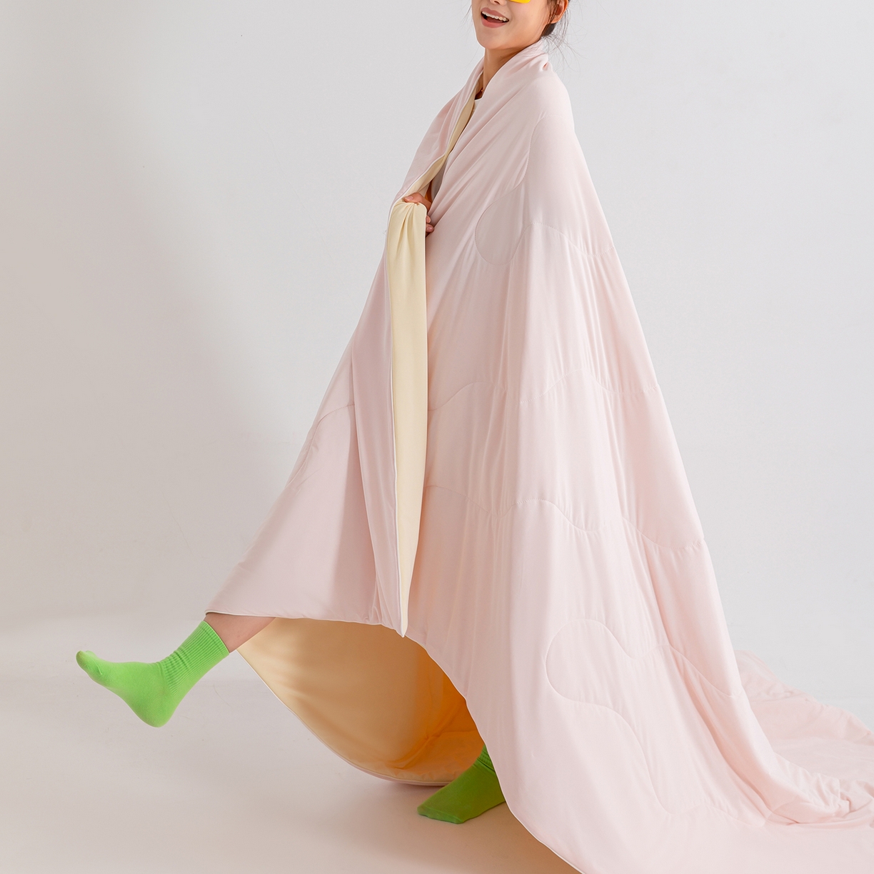 91家纺网 家纺一手货源 找家纺 梵心家纺 2026新款凉感A类氨纶凉感丝夏被（10%氨纶）空调被大豆夏凉被 冰莓粉+淡黄