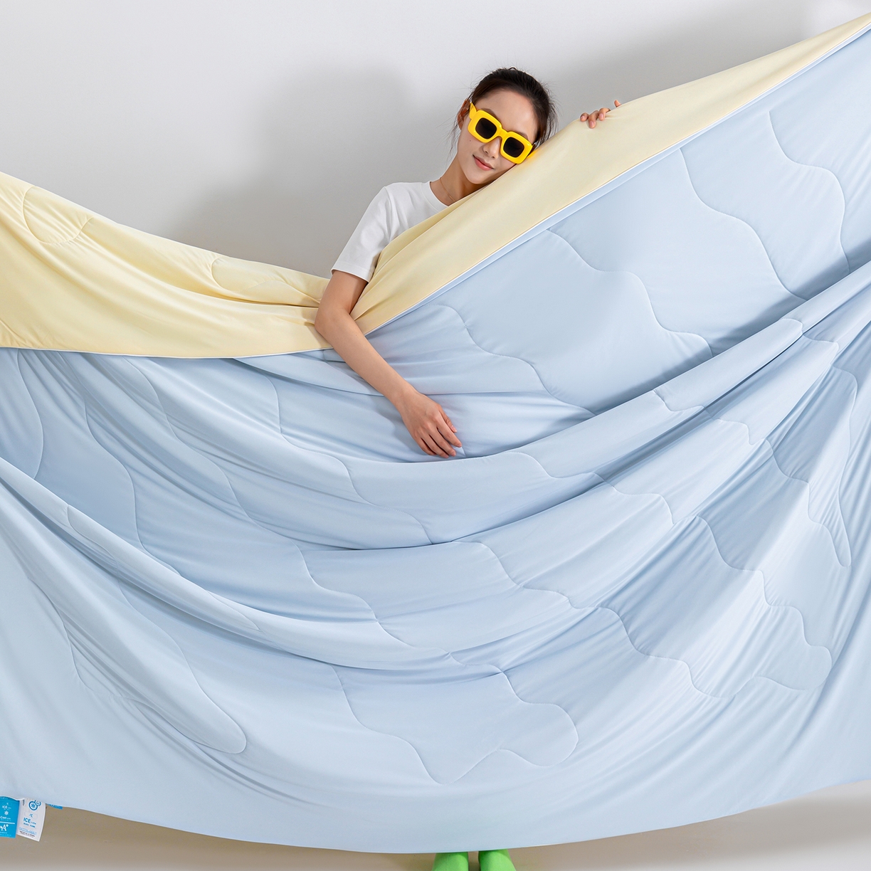 91家纺网 家纺一手货源 找家纺 梵心家纺 2026新款凉感A类氨纶凉感丝夏被（10%氨纶）空调被大豆夏凉被 浅蓝+淡黄