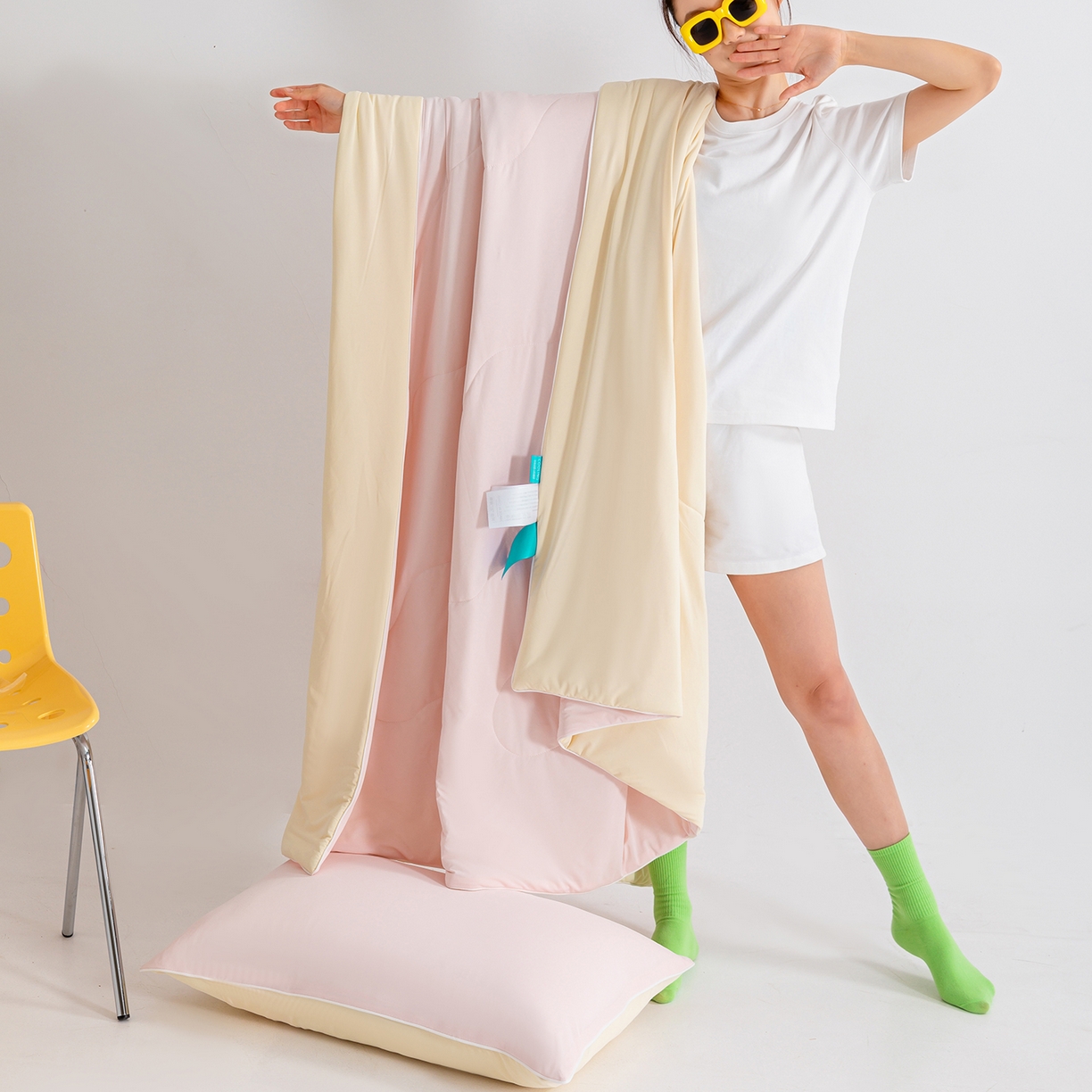 91家纺网 家纺一手货源 找家纺 梵心家纺 2026新款凉感A类氨纶凉感丝夏被（10%氨纶）空调被大豆夏凉被 冰莓粉+淡黄